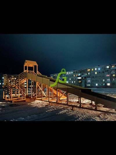 Зимняя деревянная горка "Snow Fox 12 м" с двумя скатами (две лестницы)