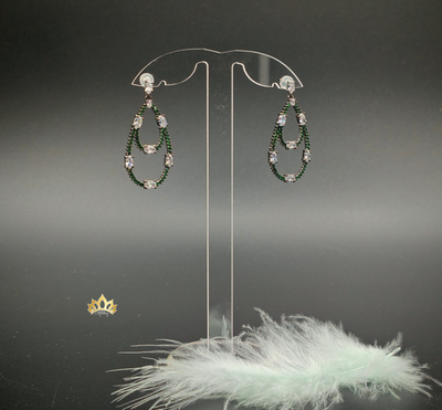 Изысканные серьги с изумрудными и белыми кристаллами на черном металле 4см