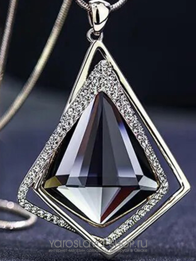 Колье с подвеской в форме ромба с камнем