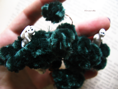 Крупная брошь в стиле аниме "Принцесса Мононоке" с фигурками кодама на волшебном дереве