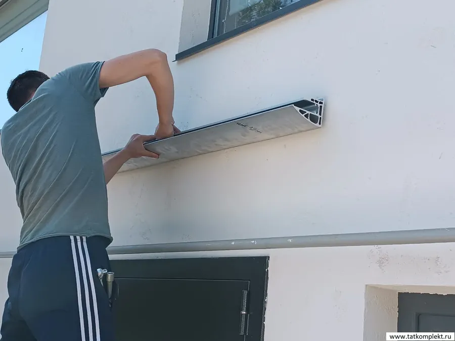 Монтаж стеклянного козырька на зажимном алюминиевом анодированном профиле. Стекло закаленное толщиной 20мм(10+2+10) триплекс