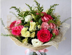 сборный букет с розами и эустомами белого цвета набережные челны