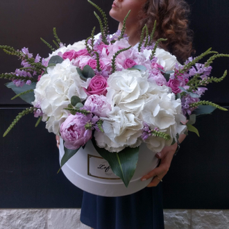 Огромная шляпная коробка: гортензия, пионы, розовые розы, вероника. Большая коробка с цветами