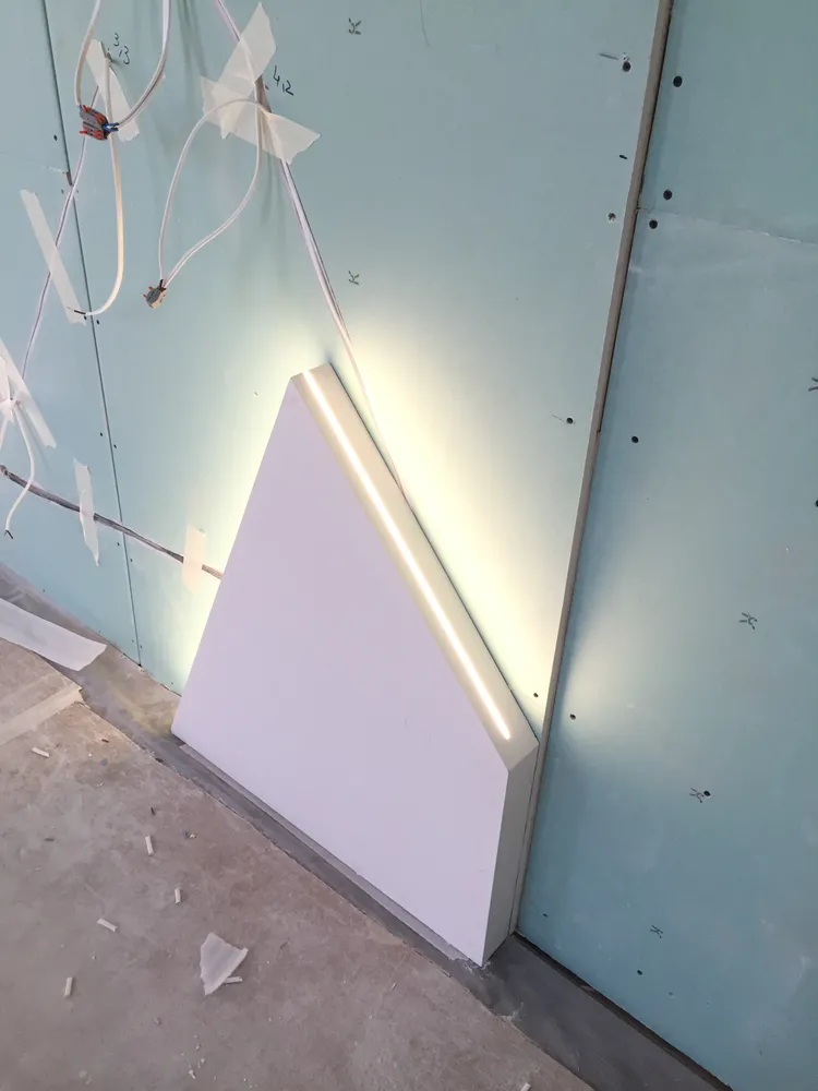 Развели провода и зачистили их, "накинули" клеммники, смонтировали первую световую панель. Работа идет полным ходом))