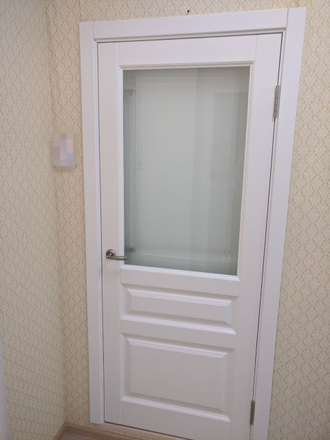 Дверь из массива сосны остекленная "Беннати 2 белый жемчуг"
