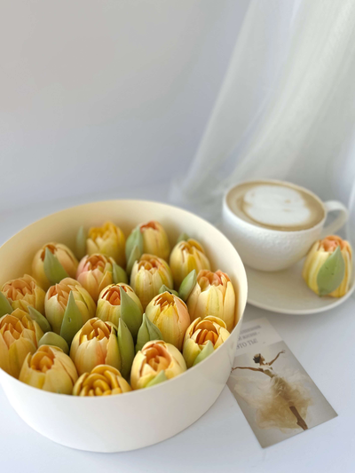 Тюльпаны из зефира в шляпной коробке