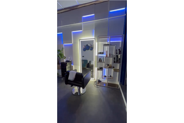 Модный парикмахерский салон в г.Москве. Использованы панели "LightUnit (MAX)" с RGBW подсветкой. Использован довольно крупный размер панелей 570*570мм (толщины - 12, 24 и 36мм).