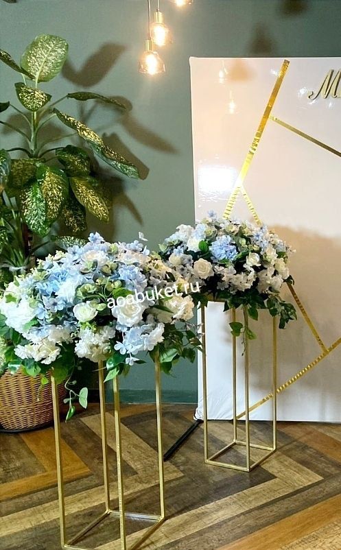 Искусственные цветы на металлической стойке &mdash; отличный выбор для декора свадебного торжества
