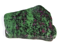 Корунд красный в цоизите, срез полированный (светится в УФ), Танзания (95*94*10 мм, 208 г) №24848