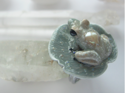 Коллекционное кольцо с лягушкой и жемчужиной "Капель в туманном саду"