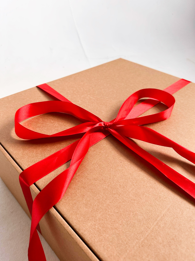 Огромная подарочная коробка GILEV 45х45х20см с красной лентой и наполнителем крафт