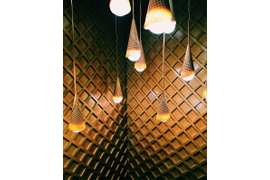 Вафельная стена и светильники-рожки. Декорации из пластика