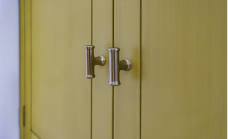 Стеллаж с нижней тумбой, в стиле 50х.