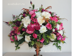 Яркая композиция из искусственных цветов в бронзовой вазе  № КВВ032/можно купить для украшения дома