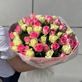 Букет из 51 бело-розовой розы 50см