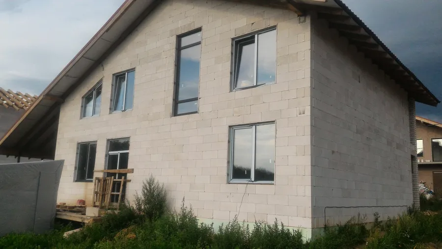 остекление загородного дома, с.Суходол, Сухдальского р-на. Всего установлено 15 изделий. ОКна на фото еще в защитной плёнке.