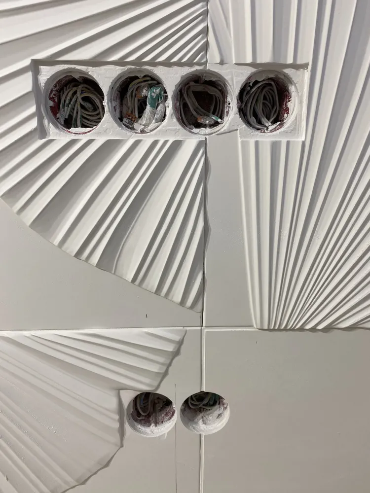 Края рельефа слегка проходим мелкой наждачкой или шлифовальной губкой, стараемся немного подзакруглить рельеф, ну и убрать микросколы. Проявляем старание и включаем свои творческие навыки)