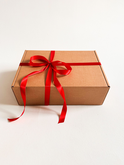 Большая подарочная коробка GILEV 44x32x15см с красной лентой и наполнителем крафт