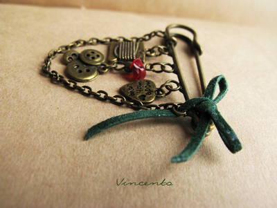 "Швейная" брошь. Брошь-булавка с катушками ниток и пуговицами