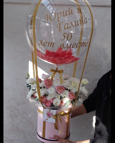 Воздушный шар с розами и поздравлением