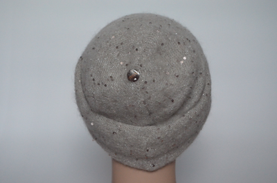 Бежевая шапка с отворотом женская