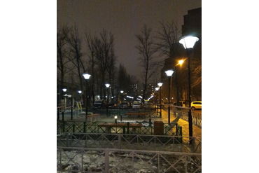 Парковое  освещение придомовой территории многоквартирного дома на пр. Космонавтов в г. Ростове-на-Дону. Применялись светильники СТРИТ -18  на 3м опорах  со светодиодными лампами, а также газонные светильники Brisbane (столбики ).  