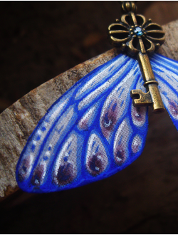 "Ключик от неба", бохо-подвеска с сапфиром и шёлковыми крылышками феи