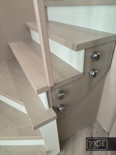 Л-1/3. Ступени, поручень- массив ясеня, подступёнок - мдф под эмалью