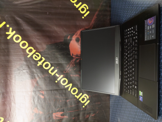MSI Stealth 17 Studio A13VI-064RU ( 17.3 4K IPS 144Hz  i9-13900H RTX4090 (16Gb) 32Gb 2048SSD )