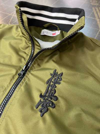 Укороченная ветровка с трикотажными манжетами