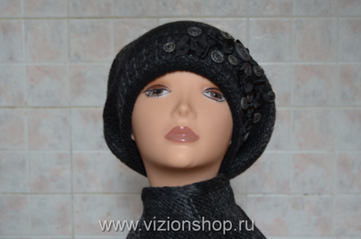 vyazanyy-chernyy-beret-s-pugovicami-i-sharf-dlya-zhenshchin