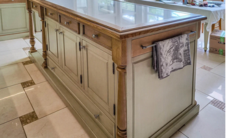 Остров на кухню с дубовой столешницей и 11 ящиками.