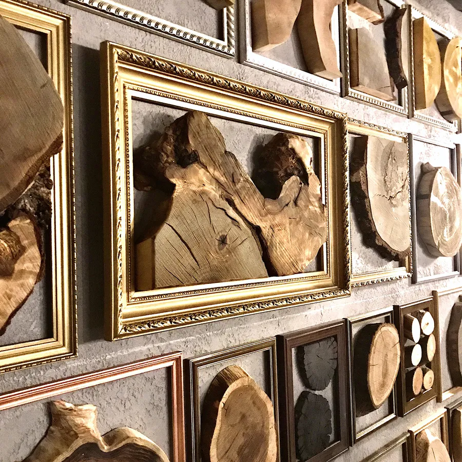 Декор стен в ресторане спилами необычной формы и винтажными рамами. Ресторан "Розмарин", г.Курган. Работа spilcenter.com