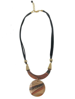 (АРТИКУЛ: 8998/02) КОЛЬЕ ЖЕНСКОЕ, КРУПНАЯ ПОДВЕСКА В КОРИЧНЕВО-БЕЖЕВО-ОРАНЖЕВЫХ ТОНАХ, ЮВЕЛИРНЫЙ ПЛАСТИК, ЗОЛОТИСТЫЙ МЕТАЛЛ, ЧЕРНЫЕ ШНУРКИ