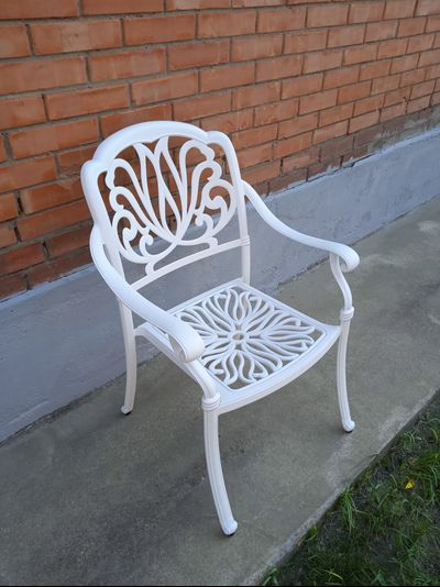 Белое кресло Louis из литого алюминия