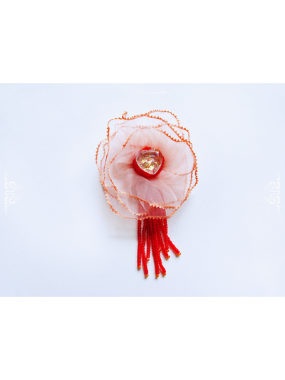 Брошь-цветок из органзы "Сердце в подарок"