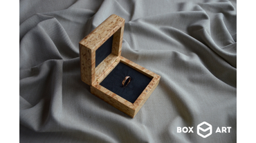5083 Коробочка для кольца
Материал: карельская береза
Размер: 85х85х40 мм