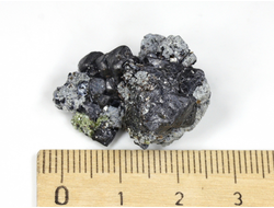 Магнетит, сросток кристаллов, Мурманская об-сть, Ковдор (27*22*16 мм, 10 г) №25943