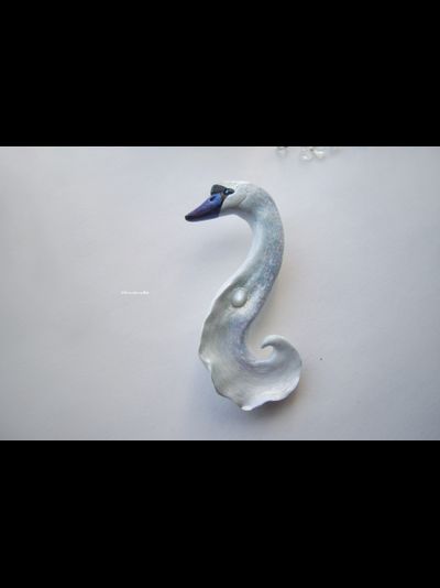 "Принцесса-Лебедь", волшебная брошь с натуральным лунным камнем (по мотивам "Лебединого озера")