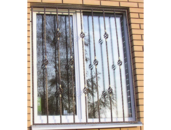 Металлическая решетка на окно с элементами ковки