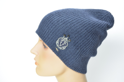 Синяя шапка со стразами