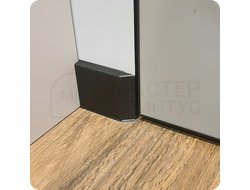 Плинтус ХДФ Dollken Cubu Flex Life 80мм Х 2,5 м 0110/1144 Черный в интерьере 9