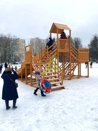 Зимняя деревянная горка "Snow Fox 12 м" с двумя скатами (две лестницы)