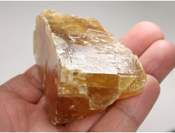 Кальцит медовый, исландский шпат, скол по спайности, Россия (74*54*42 мм, 141 г) №38063