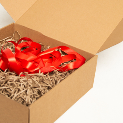 Подарочная коробка GILEV 32х32х12см с наполнителем и красной лентой