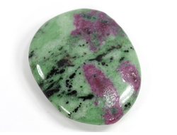 Корунд красный (светится в УФ) в цоизите, полировка плоская, Танзания (46*37*8,5 мм, 33 г) №35659