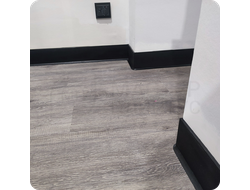 Плинтус ХДФ Dollken S100 100мм Х 2,575 м 1001/1144 Черный в интерьере 12