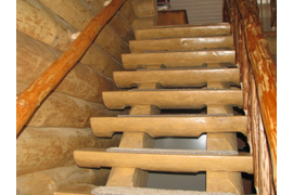 Лестница из бревна и в стиле loft