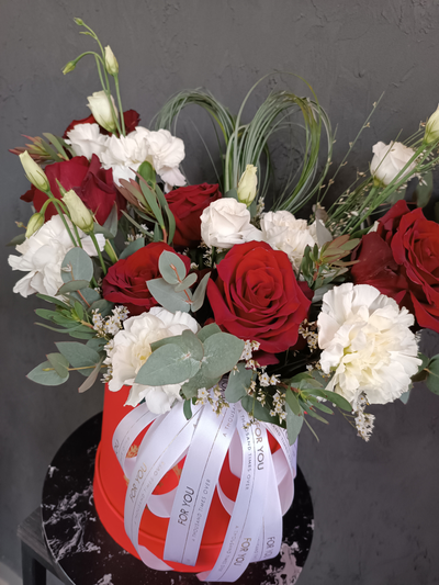 Композиция в шляпной коробке