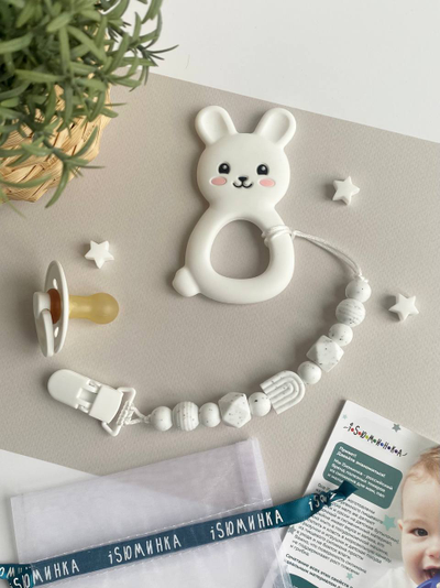 Грызунок Зайчик белый на держателе ARCH Мраморная крошка